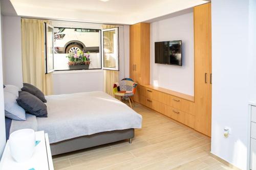 um quarto com uma cama e uma janela em Studio apartment with all amenities in Kolonaki em Atenas