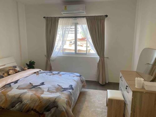um quarto com uma cama com pássaros em Lovely & cozy 1 bedroom serviced apartment em Acra
