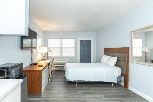 a hotel room with a bed and a kitchen at Echo Sails Motel in Clearwater Beach