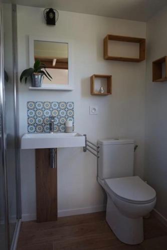 une salle de bain avec toilettes et lavabo dans l'établissement A LA BELLE ECORCE- tiny house, à Turenne