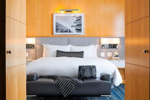 Letto o letti in una camera di Sofitel Chicago Magnificent Mile