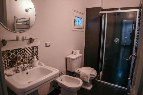 uma casa de banho com um lavatório, um WC e um chuveiro em Elephant's Smile B&B em Catânia