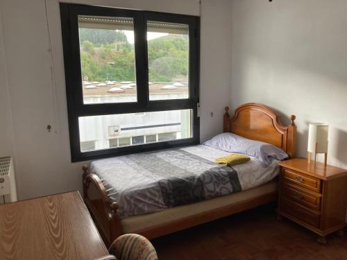 a bedroom with a bed and a large window at Luminosa habitación in Mondragón