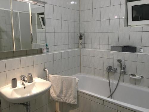 W łazience znajduje się umywalka, wanna i umywalka. w obiekcie Levendula Vendégház w mieście Borsodivánka