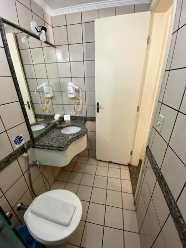 a bathroom with a toilet and a sink at Villas diRoma com um dia no Acqua Park, Splash e Slide in Caldas Novas