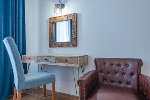 a dressing table with a chair and a mirror at Dworek Wojanów in Wojanów