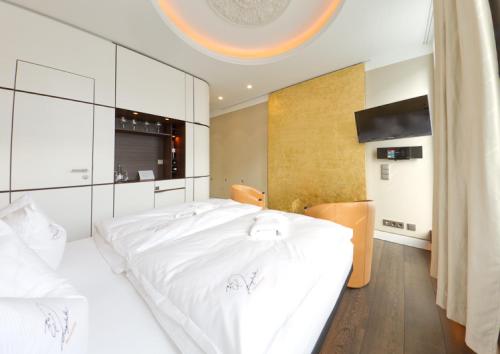 a bedroom with a large white bed in it at Ringelnatz Warnemünde in Warnemünde