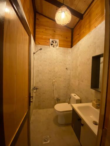 La salle de bains est pourvue de toilettes et d'un lavabo. dans l'établissement بلفيو كوخ, à As Sayl aş Şaghīr