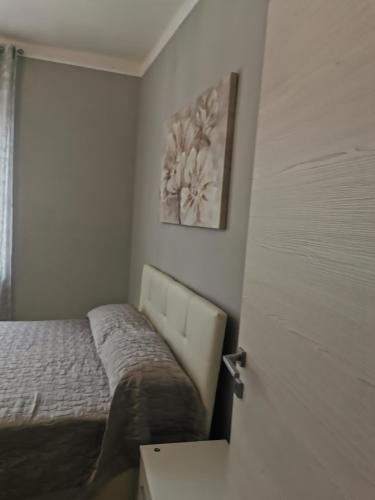 a small bedroom with a bed and a window at Splendido appartamento in zona centrale in Alessandria