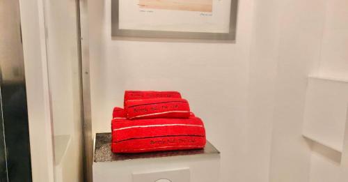 a stack of red pillows sitting on a shelf at L'Entrée des Artistes Studette avec terrasse - LAVALOC in Laval