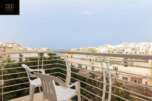 Balkón nebo terasa v ubytování Modern 2BR APT in the quaint village of Marsaskala & AC by 360 Estates