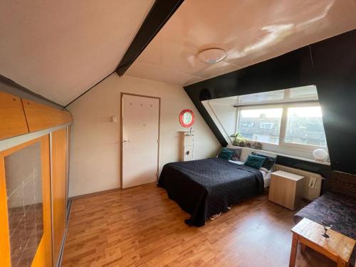 sypialnia z łóżkiem i kanapą w pokoju w obiekcie Big Room w Eindhoven