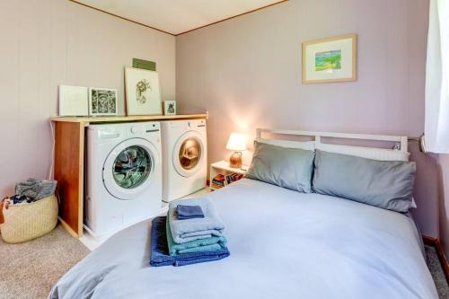 1 dormitorio con 1 cama y lavadora en Hamden Hill House, en Hamden