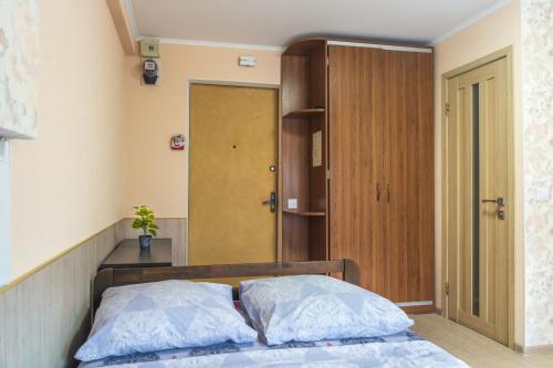 キーウにある1 комнатная квартира по улице Предславинская, 12のベッドルーム1室(枕2つ付)