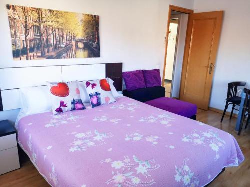 - une chambre avec un lit violet et une couverture violette dans l'établissement La Casa de Vacaciones, à Terrassa