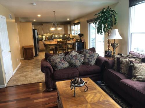 Χώρος καθιστικού στο 3 Bed, 2 Bath, House on Canal - Boat Well Included