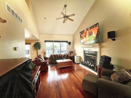 Μια τηλεόραση ή/και κέντρο ψυχαγωγίας στο 3 Bed, 2 Bath, House on Canal - Boat Well Included