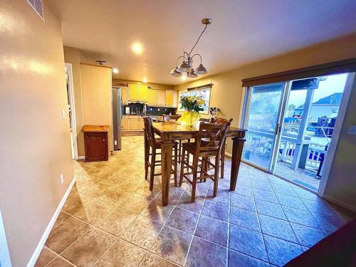 Η κουζίνα ή μικρή κουζίνα στο 3 Bed, 2 Bath, House on Canal - Boat Well Included