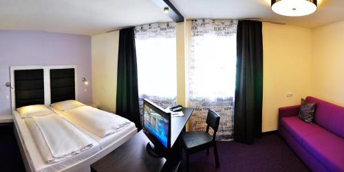 Amiga في ميونخ: غرفة نوم بسرير وتلفزيون وأريكة