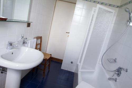 a bathroom with a sink and a shower at Agriturismo Borgo dei Ricci in Impruneta