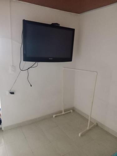 Μια τηλεόραση ή/και κέντρο ψυχαγωγίας στο Apartamento independiente para pareja
