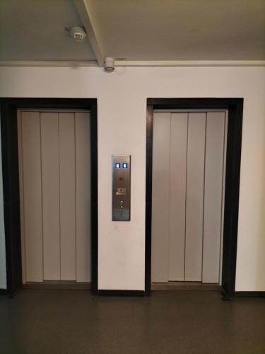 una fila de tres ascensores en una habitación en Stuttgart Holiday 02, en Stuttgart