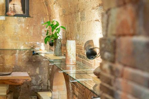 a brick wall with a shelf with a plant on it at 朝ドラのロケ地 信楽焼きの窯元に泊まれます 無料駐車場有 4人まで宿泊可能 in Nagano