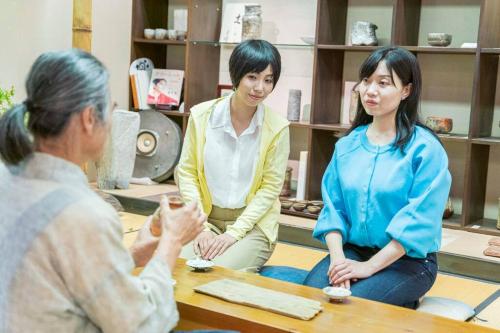 a group of three people sitting around a table at 朝ドラのロケ地 信楽焼きの窯元に泊まれます 無料駐車場有 4人まで宿泊可能 in Nagano