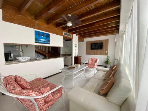 salon z kanapą, krzesłami i stołem w obiekcie Exclusivo apartamento Duplex Bahia fragata w mieście San Andrés
