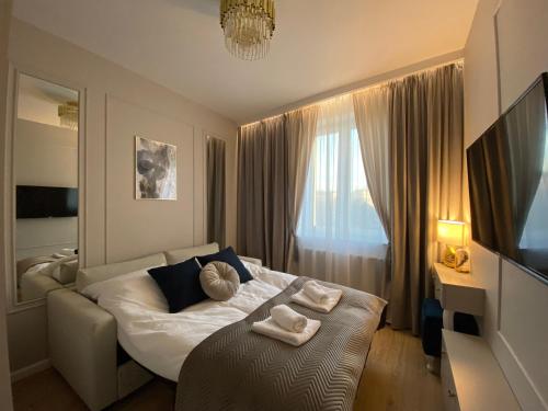 Una habitación de hotel con una cama con toallas. en Blue Residence Orawska 5 en Cracovia