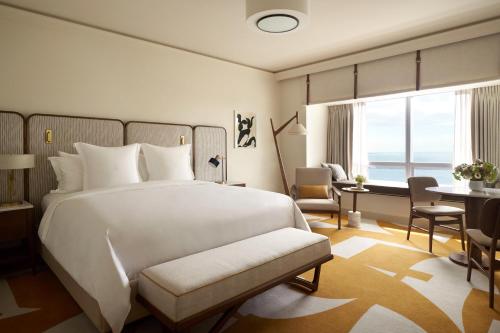 Four Seasons Hotel Miami Image
