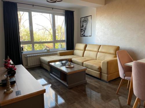 sala de estar con sofá y mesa en Roosevelt Apartment, en Skopje