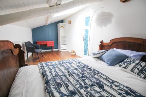 Posteľ alebo postele v izbe v ubytovaní Belle maison à Saint Cybard -Fibre,Jardin,Netflix