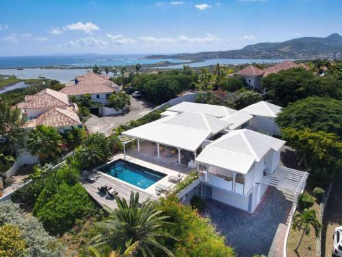 una vista aérea de una casa con piscina en Villa la Folie Douce, luxury and serenity, Orient Bay, en Orient Bay