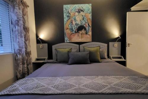 Tempat tidur dalam kamar di Life on Trotter - 2 x Bedroom APT!