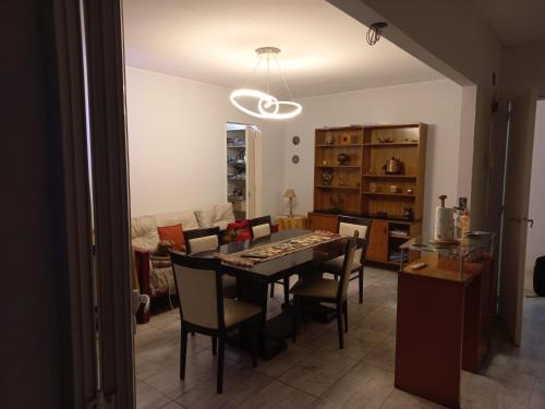 Belgrano في بوينس آيرس: مطبخ وغرفة طعام مع طاولة وكراسي