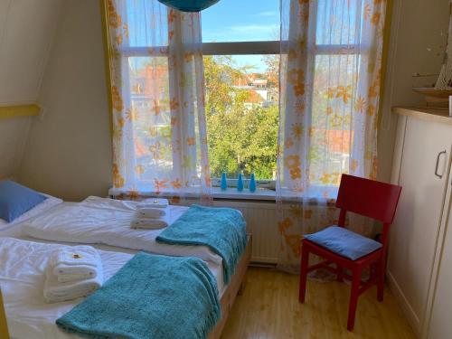 2 łóżka pojedyncze w pokoju z oknem w obiekcie Zierikzee Appartement ZZ 41 B&B w mieście Zierikzee