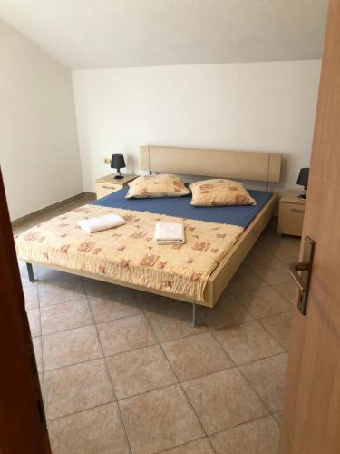 een slaapkamer met 2 bedden en handdoeken bij Miro Apartmani in Ražanac