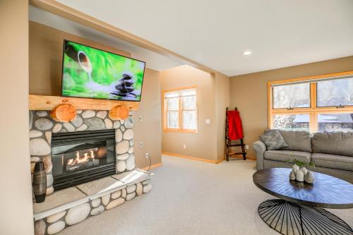 Televiisor ja/või meelelahutuskeskus majutusasutuses Crossroads Nordic Townhome: Spacious, On Bike Path