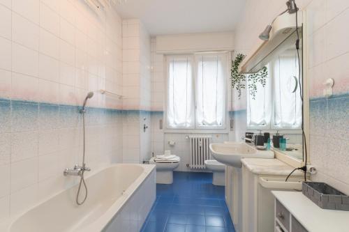 bagno con 2 lavandini, vasca e 2 servizi igienici di [Mimmi Apartment] Zurigo 12 a Milano