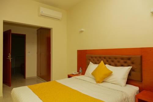 Un pat sau paturi într-o cameră la PH Hotel