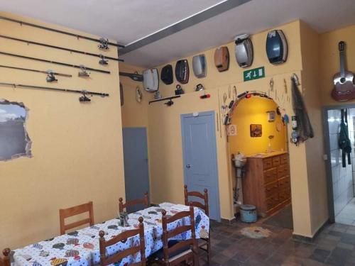 een eetkamer met twee tafels en een kamer met borden aan de muur bij R U Ready Fishing, River Ebro in Mequinenza