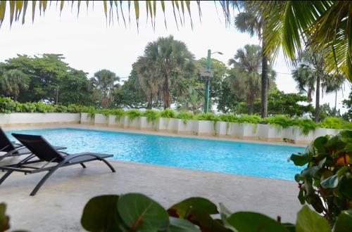 Luxury PH oceanfront, with pool, free pkg and wifi