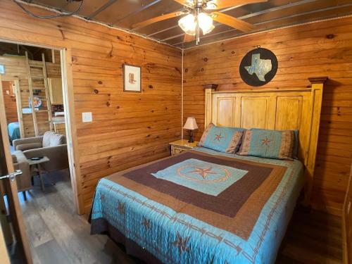 Postel nebo postele na pokoji v ubytování Walnut Canyon Cabins
