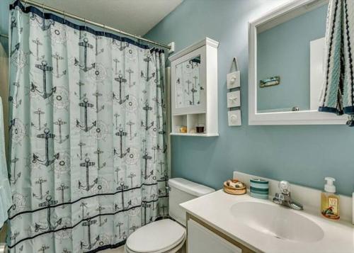 La salle de bains est pourvue d'un lavabo et d'un rideau de douche. dans l'établissement 26i WWV Myrtle Beach Intracoastal Waterway Gem, à Myrtle Beach