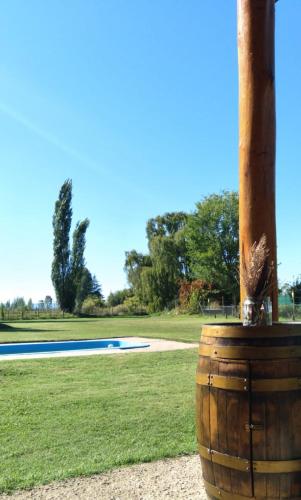 a wooden barrel sitting in front of a pool at Cabañas RoFran in La Consulta