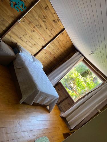 an overhead view of a attic with a window at Pousada Beija Flor in Ilha do Mel