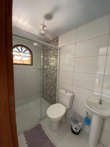 a bathroom with a toilet and a sink at Pousada Beija Flor in Ilha do Mel