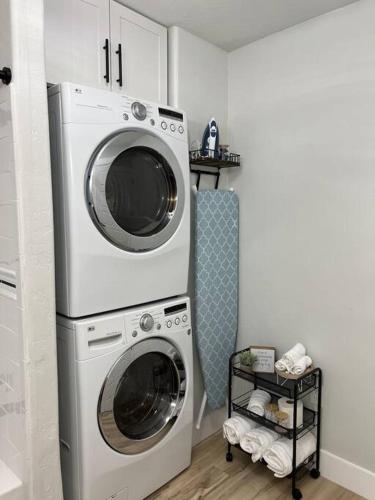 lavadero con lavadora y secadora en Guest Suites 1996 #1 - Tranquil 1 bedroom 1 bath Suite, en Idaho Falls