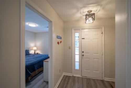 um quarto com uma cama e uma porta que leva a um corredor em Golf Colony Resort 36F em Myrtle Beach